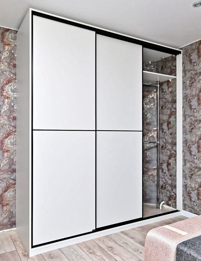 Белый шкаф купе из ЛДСП Egger «Модель 501».