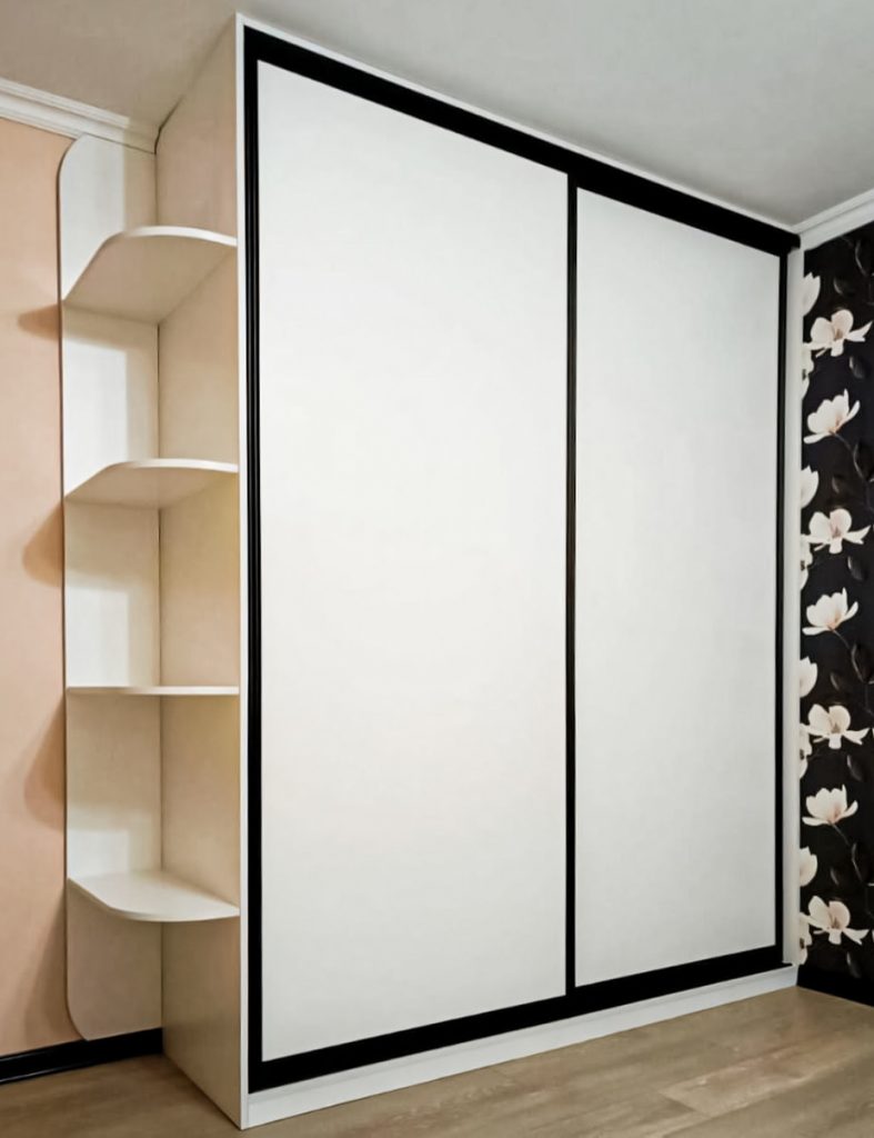 Белый шкаф-купе с дверями Oracal «Модель 526».