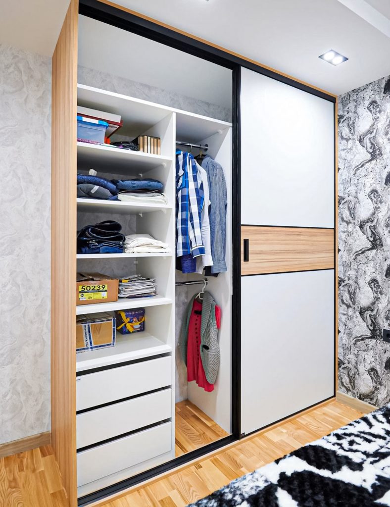 Светлый шкаф-купе в спальню «Модель 502».